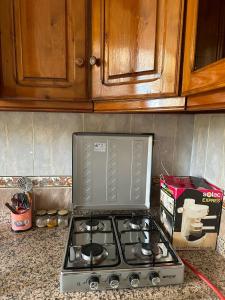 a stove top oven sitting on top of a counter at Appartement Ritage in Meknès