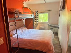 a bedroom with a bunk bed and a desk at Egg Hôtel Sarcelles in Sarcelles