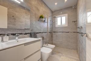 Koupelna v ubytování New Luxury Villa Tuulia with private pool and parking