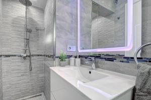 Koupelna v ubytování New Luxury Villa Tuulia with private pool and parking