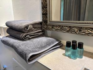 ein Badezimmer mit Handtüchern auf der Theke und einem Spiegel in der Unterkunft Ferienwohnung Lechfeld in Untermeitingen + 27 Fotos