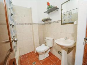 a bathroom with a toilet and a sink at Departamento amoblado de 3 habitaciones tarapoto in Tarapoto