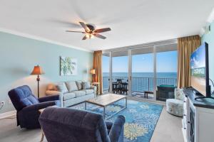 ein Wohnzimmer mit Blick auf das Meer in der Unterkunft San Carlos 1501 in Gulf Shores