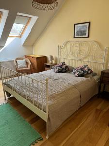 una camera da letto con un letto grande e una sedia di Na Husovce a Hrob