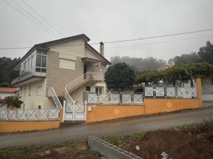 una casa sul ciglio di una strada di Quinta Da Felicidade a Várzea