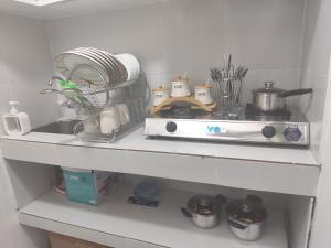 encimera de cocina con fogones y otros artículos de cocina en Palm Shade Gigiri, en Nairobi