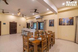 Gallery image of StayVista at Leela Retreat with BBQ, Bonfire, Pool & Lawn in Sohna +31 photos