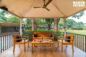 Gallery image of StayVista at Leela Retreat with BBQ, Bonfire, Pool & Lawn in Sohna