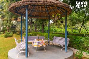 Gallery image of StayVista at Leela Retreat with BBQ, Bonfire, Pool & Lawn in Sohna