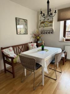 una sala da pranzo con tavolo e sedie bianchi di Na Husovce a Hrob