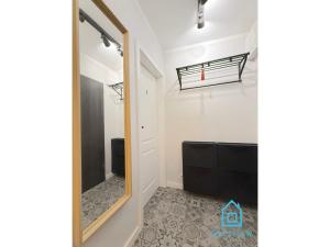 TV a/nebo společenská místnost v ubytování Zebra Room 5 min to Old Town Gdańsk