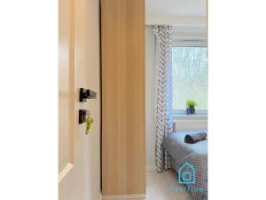 Postel nebo postele na pokoji v ubytování Zebra Room 5 min to Old Town Gdańsk