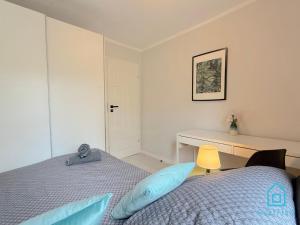 Postel nebo postele na pokoji v ubytování Monkey Room 5 min to Old Town Gdańsk