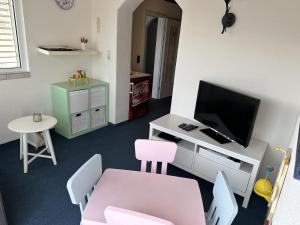 TV a/nebo společenská místnost v ubytování Gästehaus Elzblick 2