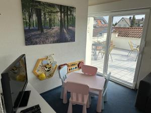TV a/nebo společenská místnost v ubytování Gästehaus Elzblick 2 + 11 fotografií