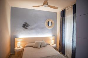 una camera da letto con un letto e un ventilatore a soffitto di House dell'amore a Riomaggiore