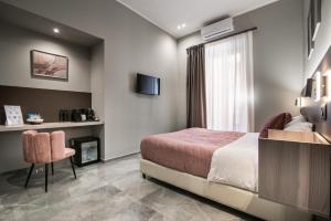 Karma6Rooms - in Sicilia nel centro di Catania في كاتانيا: غرفة نوم بها سرير وكرسي ونافذة