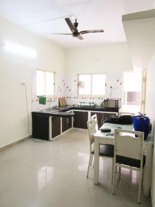 Η κουζίνα ή μικρή κουζίνα στο 2 BHK Couple friendly Appartment