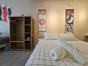 une chambre avec un grand lit avec des draps blancs dans l'établissement Setia Alam 1-4Pax Studio Suite #SCCC#35, à Shah Alam