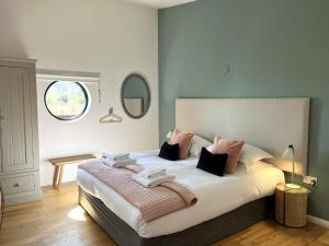 リッチモンドにあるYorkshire Dales Lodge 3 Family 3 Bedの大きなベッドとタオル2枚のある寝室