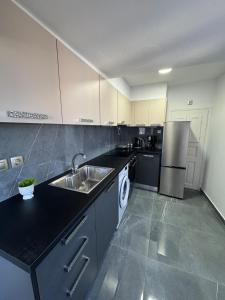 Η κουζίνα ή μικρή κουζίνα στο Renos New Central Fabulous Villa +13 φωτογραφίες