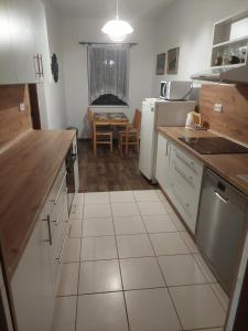Kuchyňa alebo kuchynka v ubytovaní Apartmány Morávka