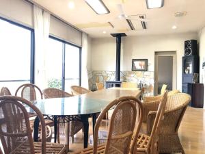 a dining room with a table and chairs at 栃木迎賓館 in Tochigi