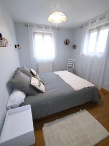 Postel nebo postele na pokoji v ubytování Le Clos de Bourdeilles chambre 1 avec wifi + 8 fotografií