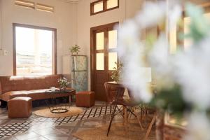 ein Wohnzimmer mit Sofa und Tisch in der Unterkunft Mit Homestay Phú Quý in Cu Lao Thu