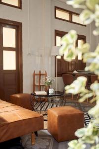 ein Wohnzimmer mit braunen Stühlen und einem Tisch in der Unterkunft Mit Homestay Phú Quý in Cu Lao Thu