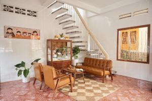 ein Wohnzimmer mit einer Couch und einer Treppe in der Unterkunft Mit Homestay Phú Quý in Cu Lao Thu + 35 Fotos
