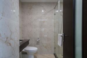 Phòng tắm tại COCO Tuan Chau Hotel