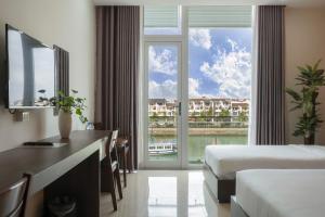 Giường trong phòng chung tại COCO Tuan Chau Hotel