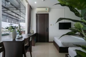 Giường trong phòng chung tại COCO Tuan Chau Hotel