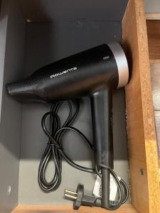 a black blow dryer in a box at Apartament Marina Cullera in Cullera