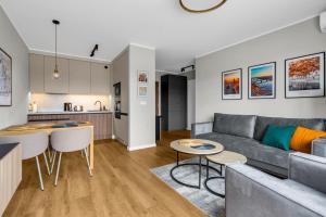 Χώρος καθιστικού στο Elegant Beige Harmony Apartment