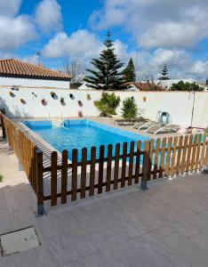 The swimming pool at or close to Fantástico chalet con piscina 2 km de la barrosa