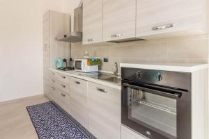Η κουζίνα ή μικρή κουζίνα στο GuestHost Peaceful stay in Berchiddeddu with garden