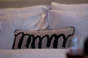 Giường trong phòng chung tại Yes Rustic Luxury Rome Art Hotel