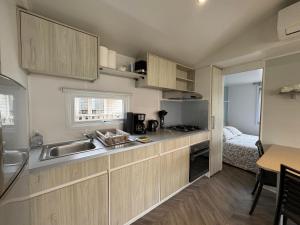 eine Küche mit Spüle und Arbeitsplatte in der Unterkunft Un toit sur le bassin bungalow camping les viviers in Lège-Cap-Ferret + 7 Fotos