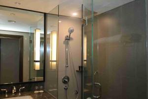 Koupelna v ubytování Mangkuluhur ARTOTEL SUITES