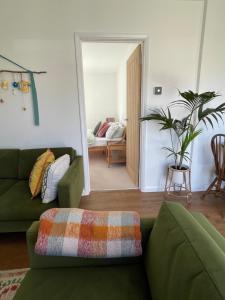 Living Like a Local at Dotties的休息区