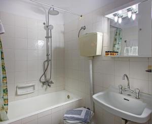 y baño con bañera, lavabo y aseo. en Nefeli Hotel en Atenas