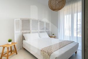 ロゼート・デッリ・アブルッツィにあるHomiday - OLIMPO Fronte Mare Luxuryの大きなベッドと窓のある白い寝室