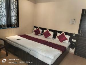 Postel nebo postele na pokoji v ubytování HOTEL SHRI PUSHPANJALI SHIRDI
