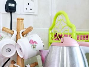 a kitchen counter with a tea kettle and other kitchen utensils at 8楼民宿 Enjoy the Paddy Field View in Sekincan