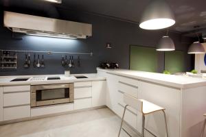 A cozinha ou cozinha compacta de Sant Jordi Hostels Sagrada Familia