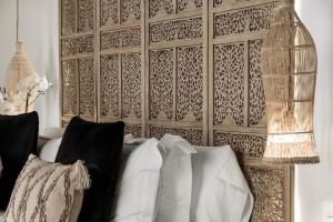 A bed or beds in a room at Hotel La Casa de Los Mosaicos