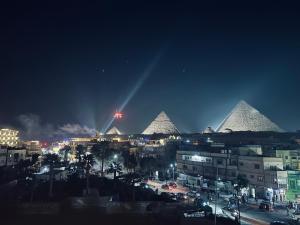 Linna Kairo üldine vaade või majutusasutusest Midnight Pyramids View pildistatud vaade