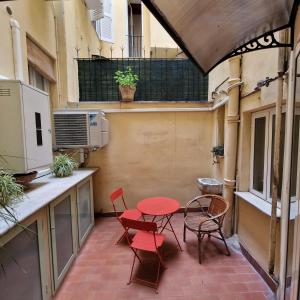 un patio avec des chaises et une table sur un balcon dans l'établissement vacanze romane, à Rome
